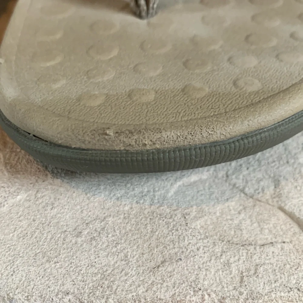 Vionic sz 12(M) or 13 (W) rubber sandals in taupe